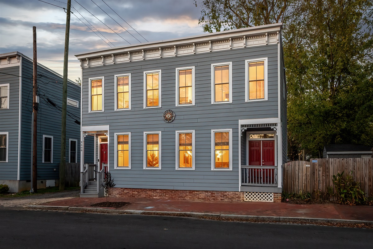 Charming Exterior: Experience Richmond’s historic beauty from this stunning blue gem!