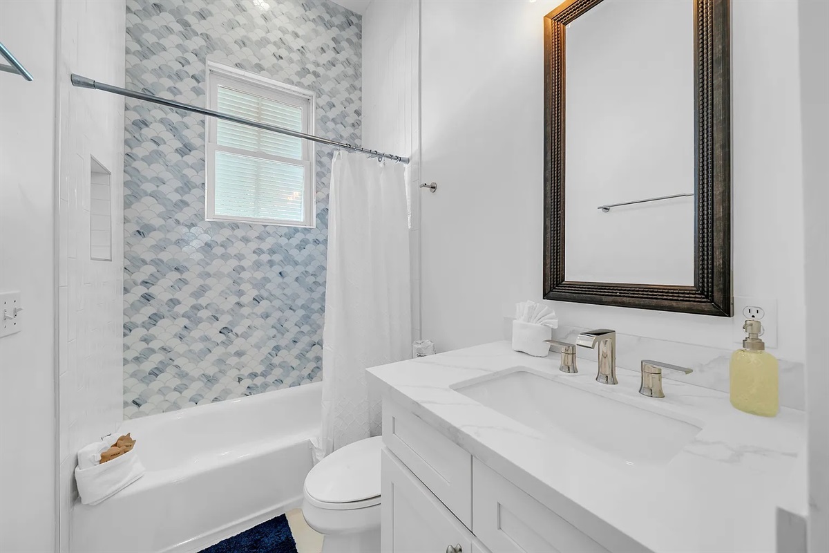 Bedroom 1 en suite bathroom
