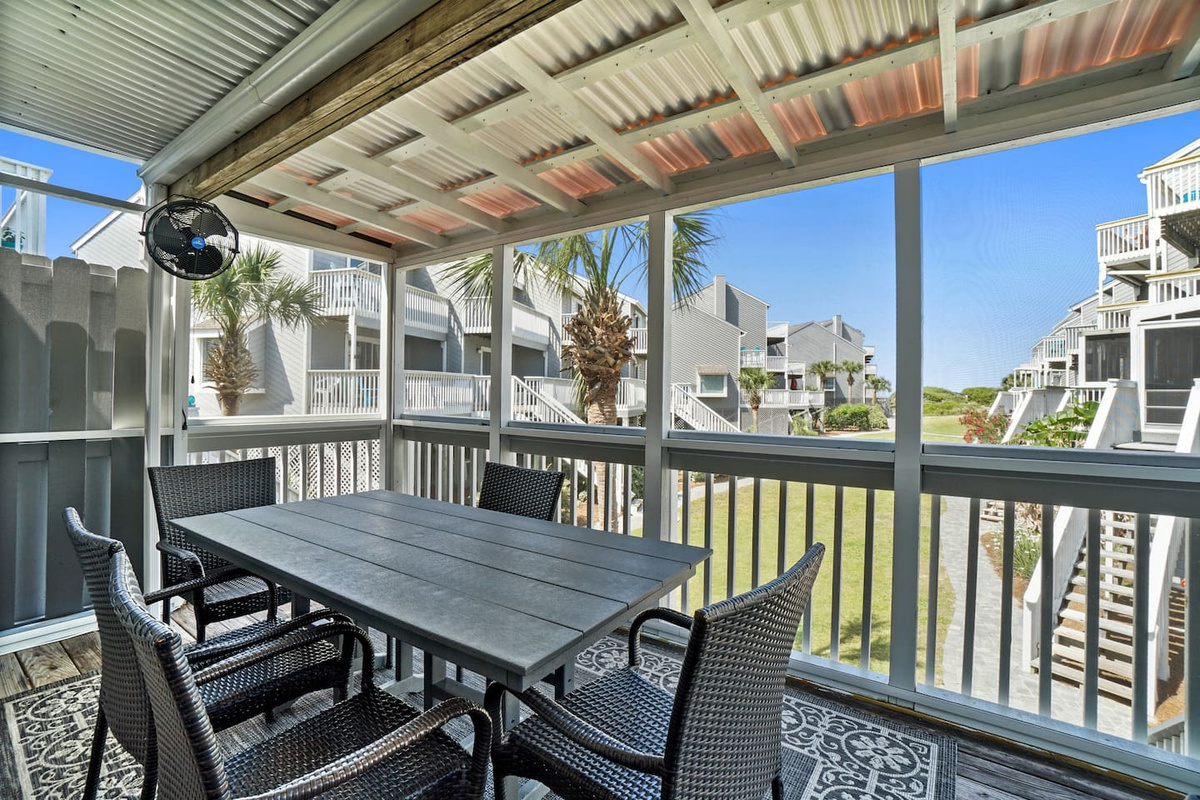 Pull up a chair on the screened porch and let dinner stretch into the evening &mdash; no bugs, just Gulf air.