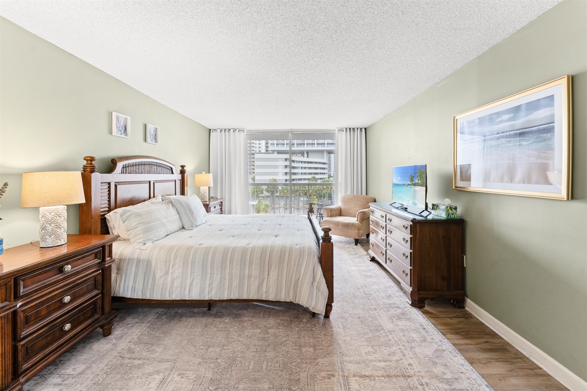 Beautiful Main Bedroom with king bed, ensuite