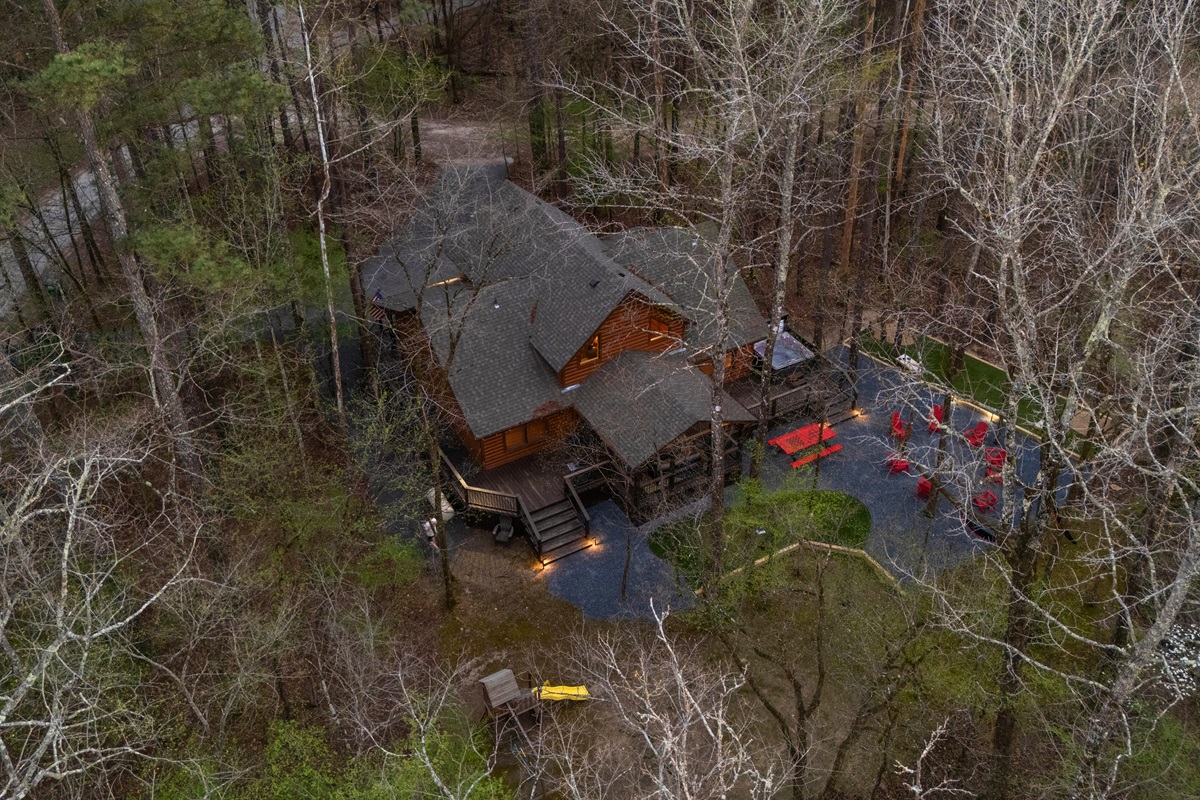 From above, you can see the full layout of the property, including all the outdoor areas designed for guests to enjoy.