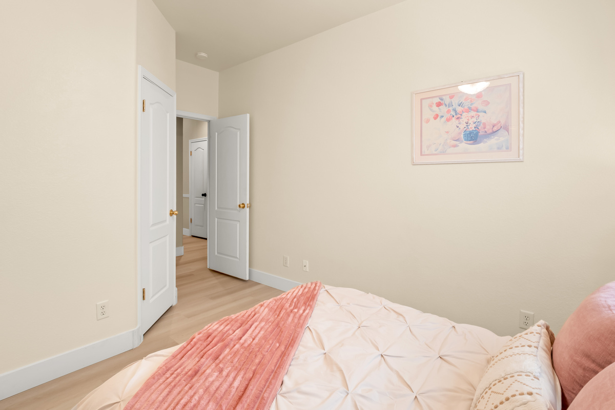 Wake up refreshed in this bright and tranquil bedroom, then curl up with a book in the cozy chair before heading out to enjoy the day's adventures.