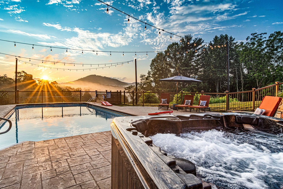 Watch the sun rise over the mountains from the hot tub or pool—string lights overhead and lounge chairs waiting for you to start the day in pure relaxation. 🌅💦