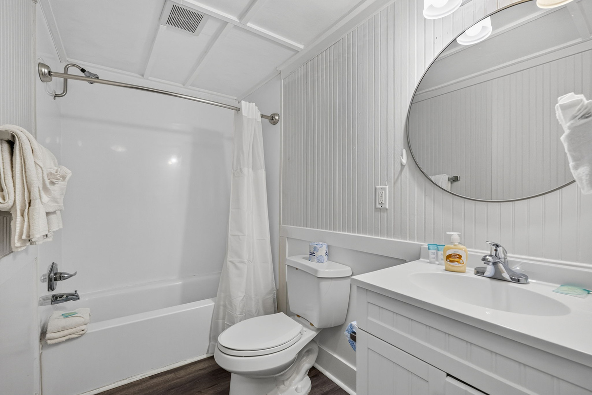 Full bathroom Unit 2