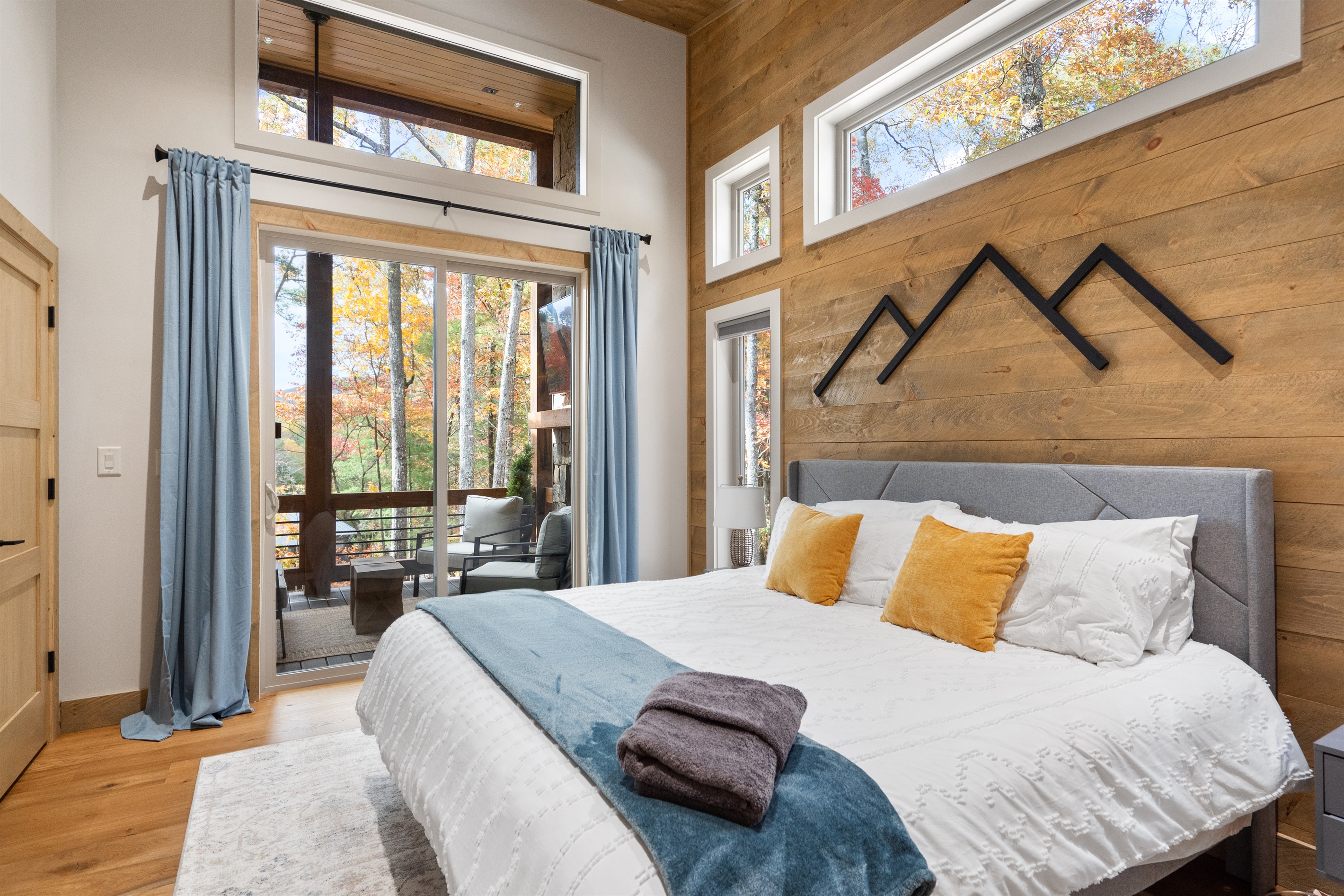 King suite #2 Smart TV's in every bedroom