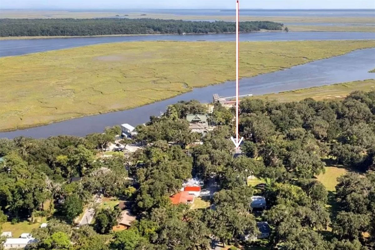 This aerial view shows how close we are to the river. Arrow pointing to the cottage.