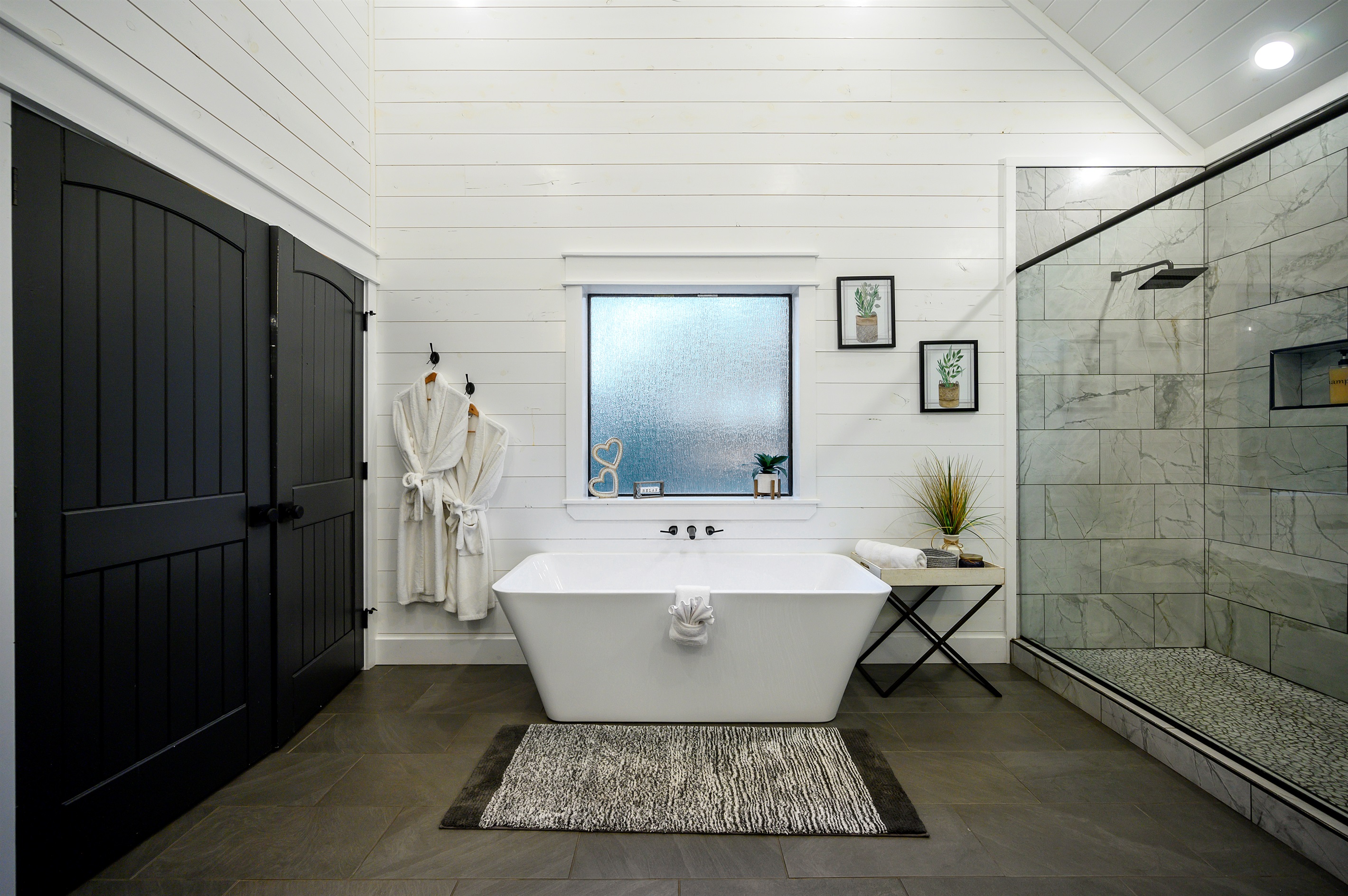 Ready for some serious ‘me time’? This tub is calling your name, and with your cabin's tankless water heater, you’ve got endless hot water for bubble baths, Zen moments, and total relaxation bliss