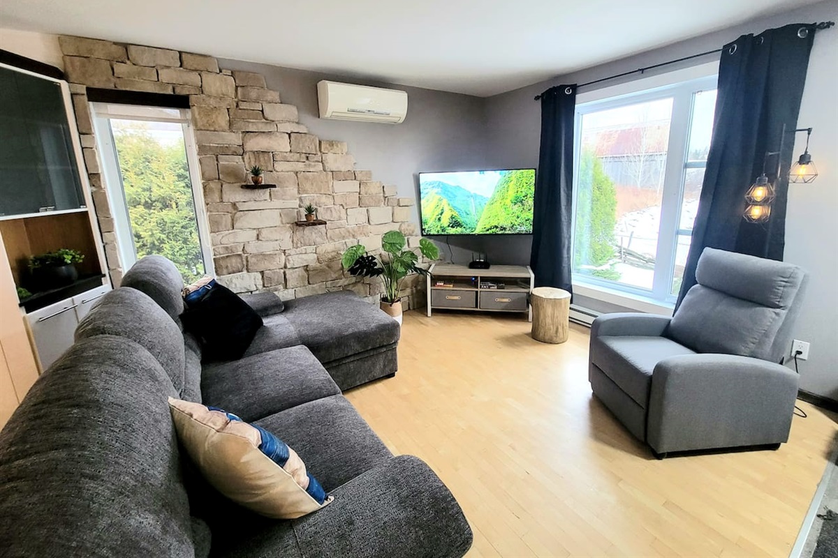 Salon du rez-de-chaussée avec TV intelligente!
