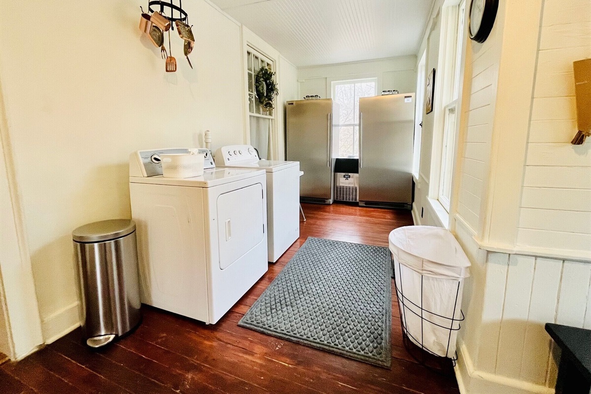 There is a W/D, extra fridges and ice maker in the mudroom