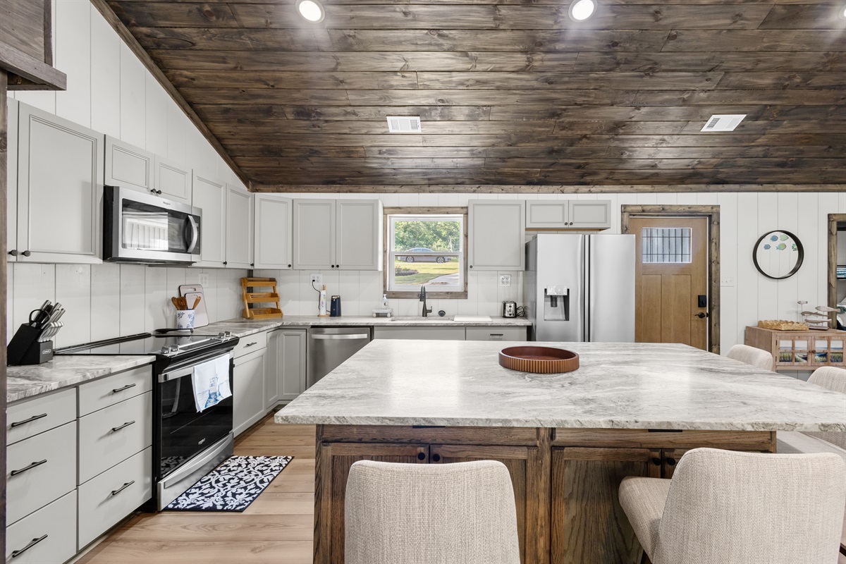 Kitchen with Island with seating for 4 