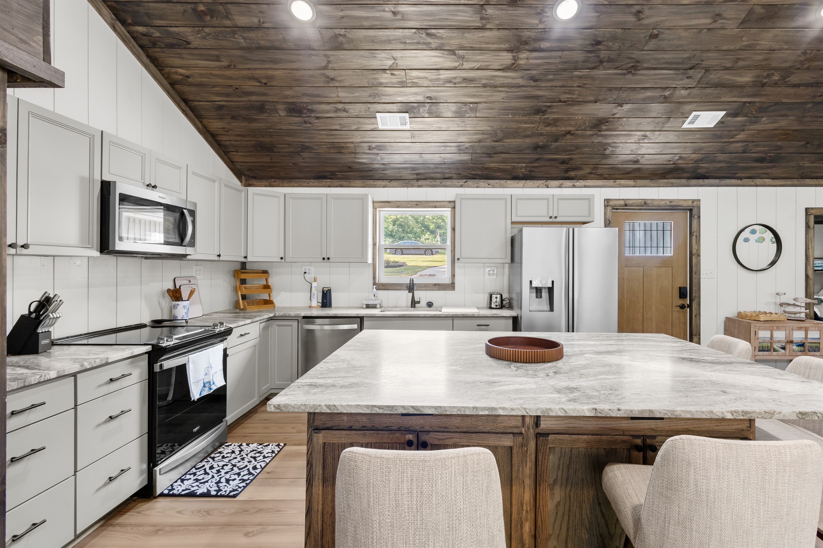 Kitchen with Island with seating for 4 