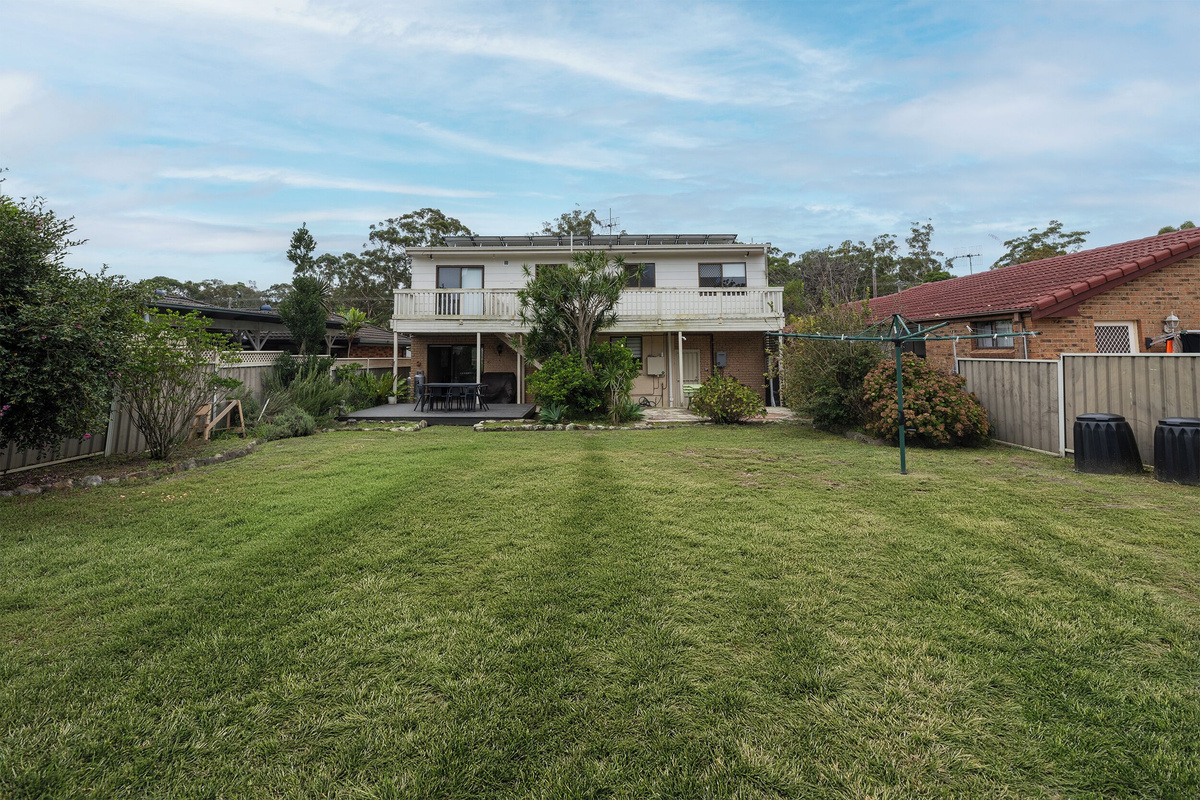 Luna’s Sanctuary in Sanctuary Point includes a spacious fenced backyard for relaxed outdoor time between St Georges Basin and Jervis Bay days out.