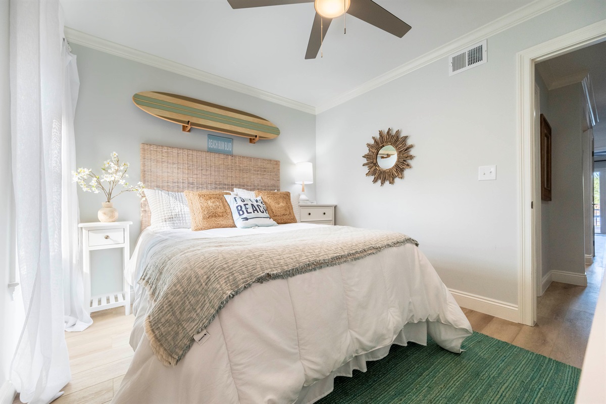 Tranquil coastal haven: Surfboard decor and sunlit charm for ultimate relaxation.