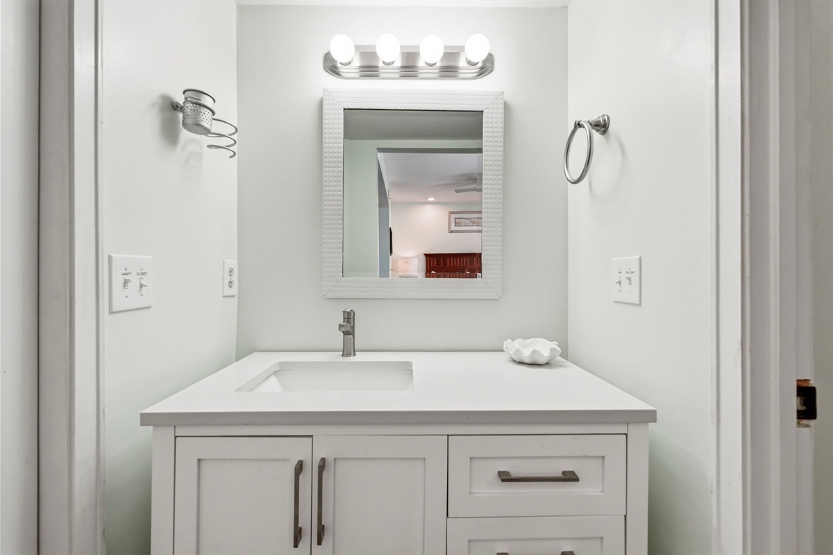 Guest bathroom with full tub/shower