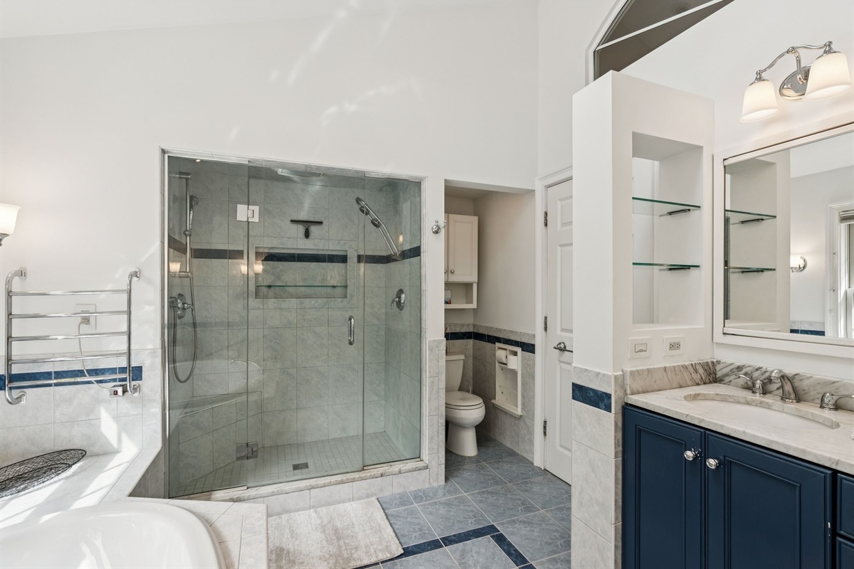 Full bath en-suite Bedroom #2