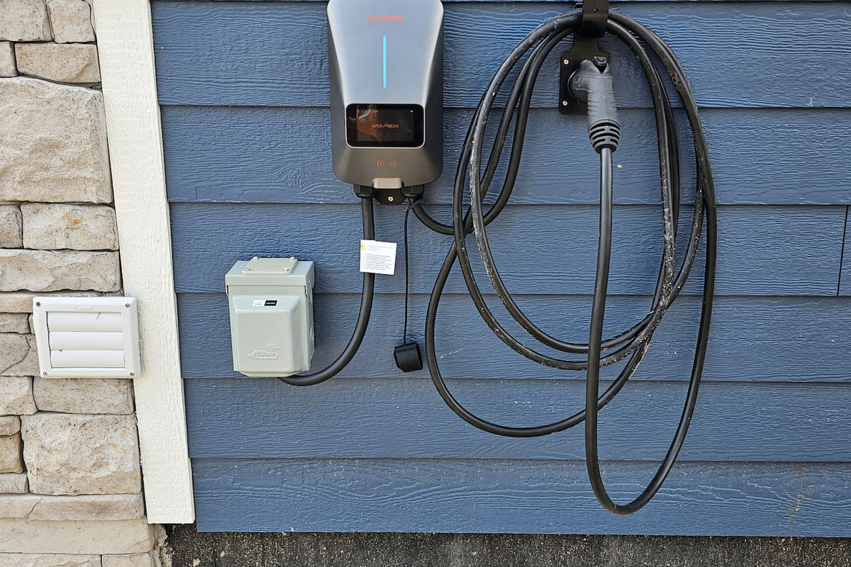 Free Level 2 EV charger on-site for easy overnight charging