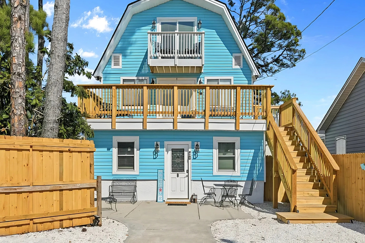 Biltmore Beach Barn sleeps 16 with 12 beds