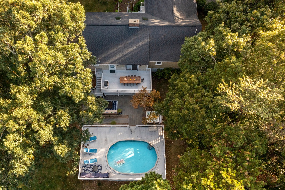 This is the house you need, with a sparkling swimming pool and a relaxing hot tub for the ultimate comfort.