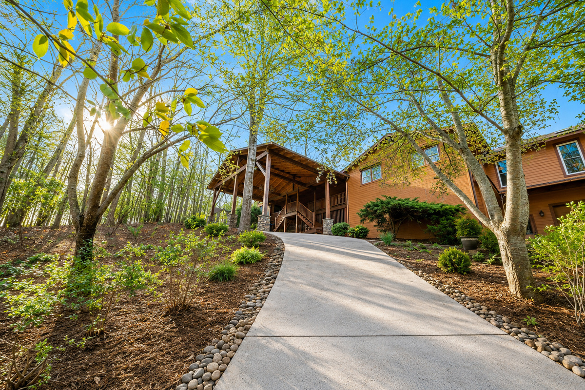 🌲 Welcome to The Canopy Club — a private Pisgah Forest retreat tucked beneath the trees, where the arrival feels like the start of an unforgettable mountain escape.