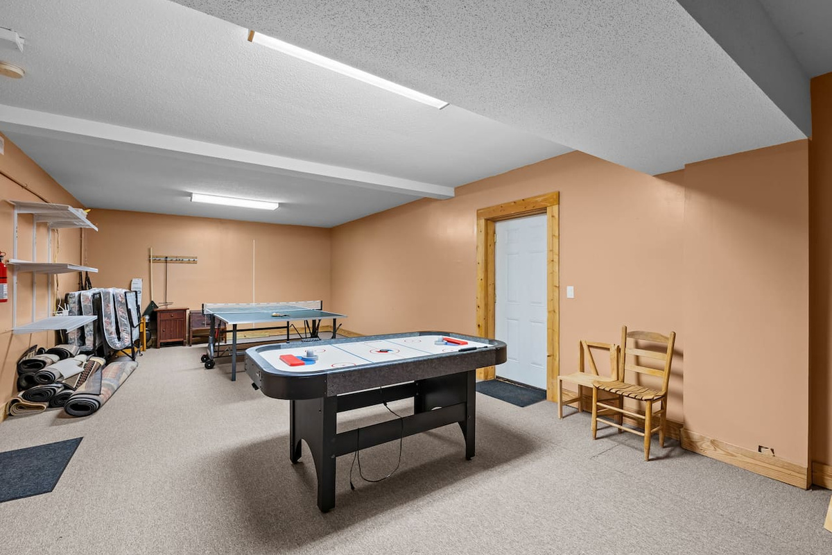 Entertainment area of the cabin - pingpong - air hockey- and more