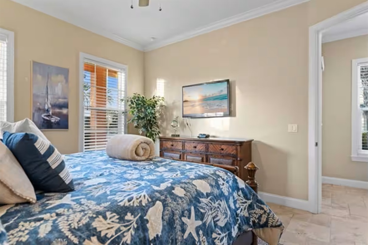 A peaceful bedroom retreat with coastal charm 🌊
Unwind in a comfy bed, enjoy soft natural light, and relax with a TV—perfect for quiet mornings and restful nights after the beach.
