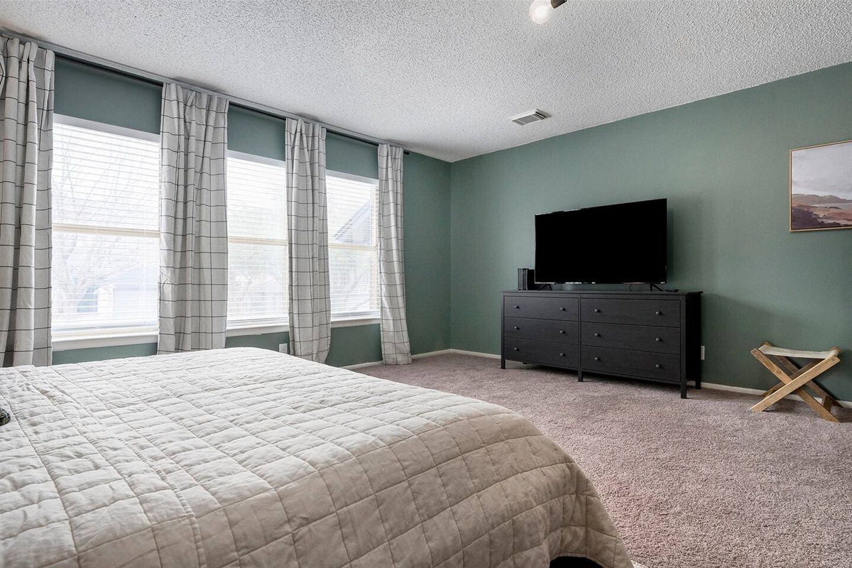 Tuck yourself to sleep by watching your favorite TV show straight from the bed.