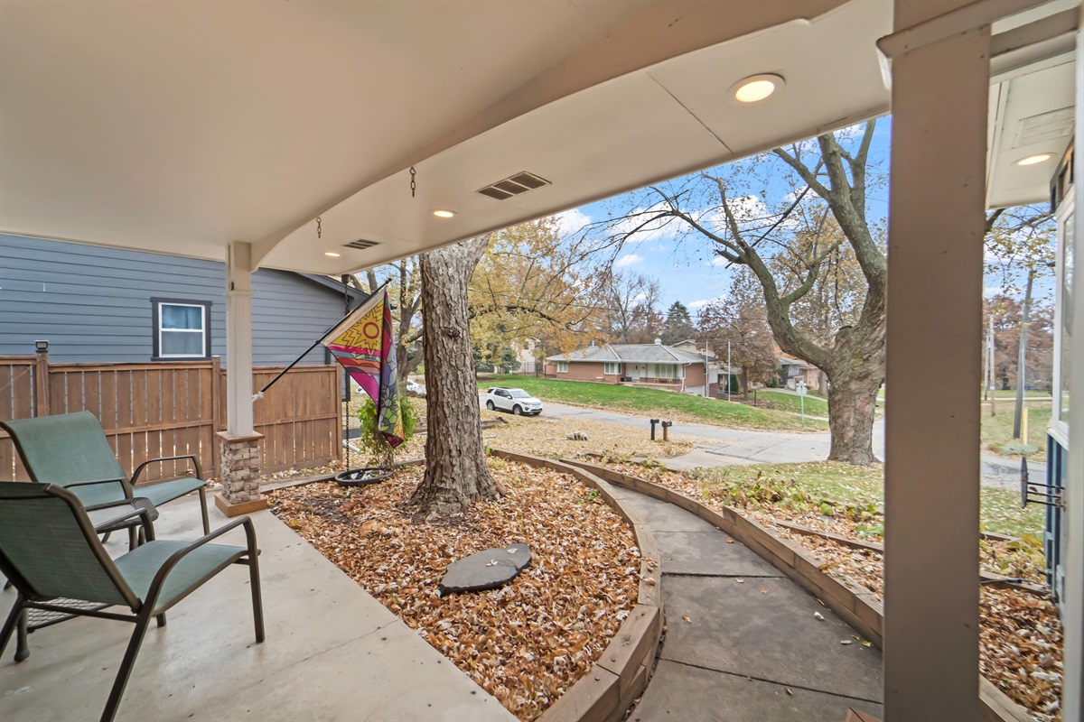 Bring your cup of coffee or tea and say "Hi" to the wonderful neighbors of Windsor Heights!