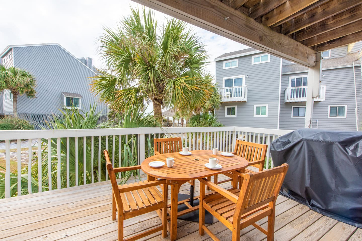 Fire up the gas grill, set the table, and watch the Gulf from your private deck &mdash; dinner al fresco with a view that makes every meal taste better.