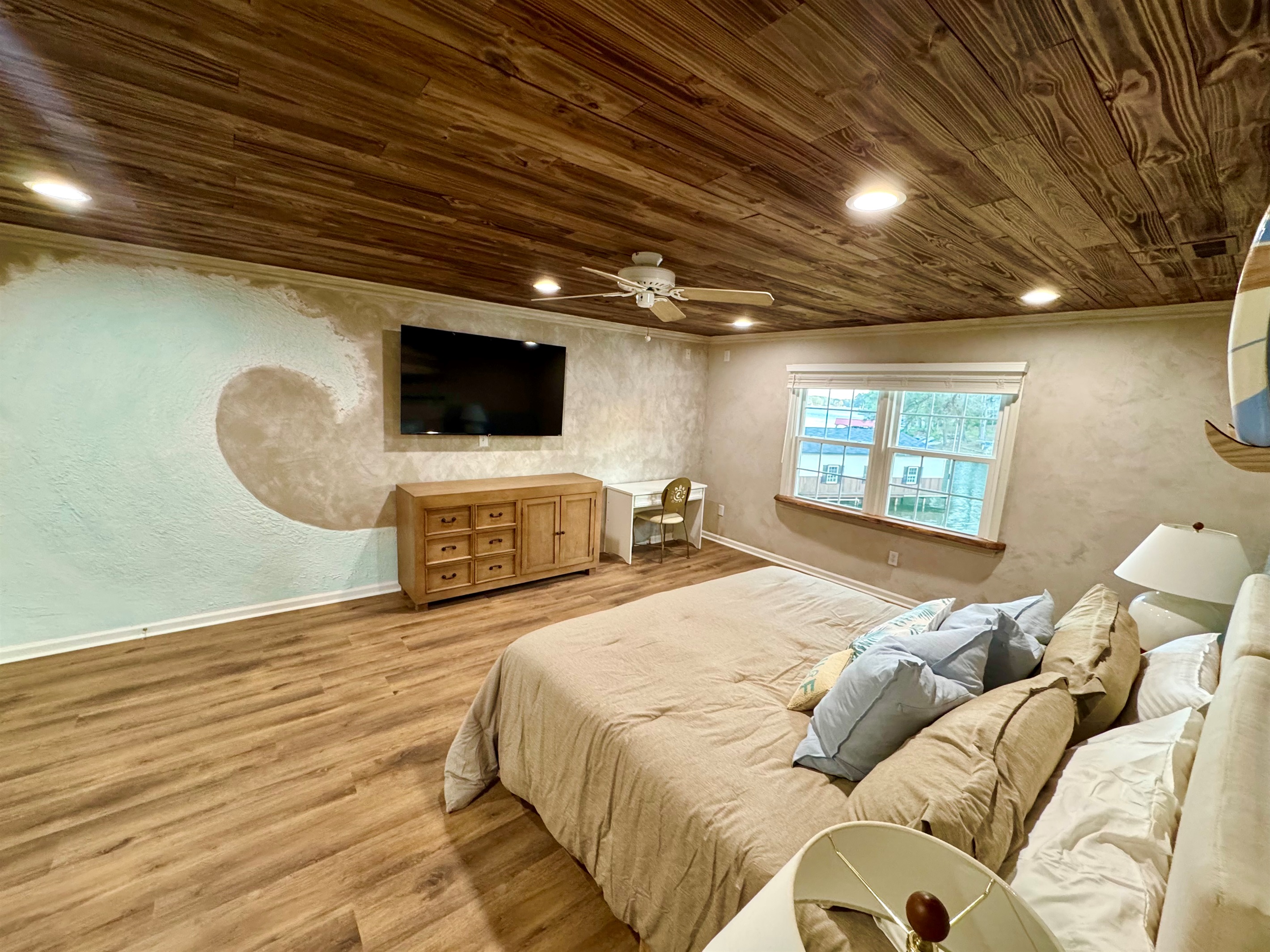 King bed (there’s a king bed in every room). 