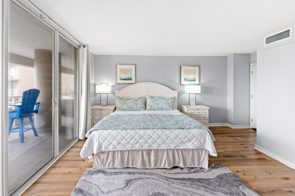 Beautiful Main Bedroom with a king bed, ensuite and balcony access