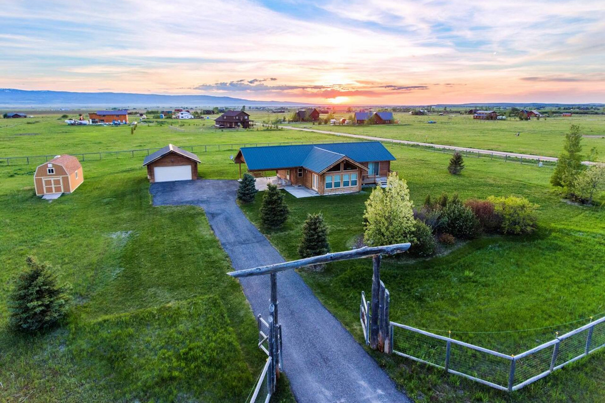 Surrounded by greenery and gorgeous views,this cozy cabin property provides opportunities for both relaxation and outdoor adventure.