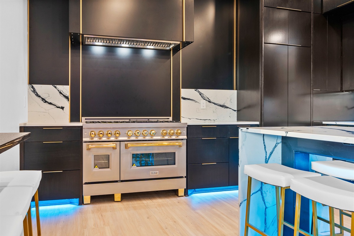 This kitchen's sleek design and top-of-the-line appliances make cooking a joy. Bon app&eacute;tit
