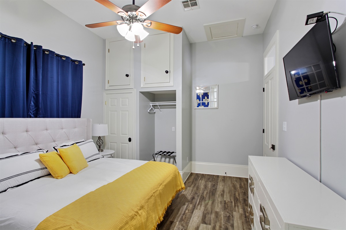 Bedroom 5. 1 king bed. 39" tv. En-suite bathroom. Luggage rack.