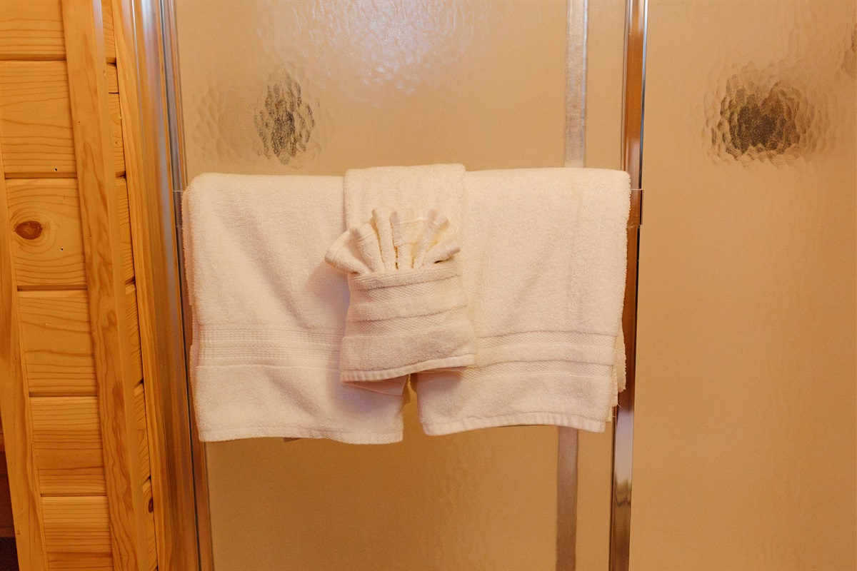 Fresh towels await in the spa-like bathroom at Poppywood Pines. This thoughtful Show Low cabin provides hotel-quality linens and amenities, perfect for refreshing after days exploring White Mountains hiking trails, fishing lakes, and outdoor adventures.