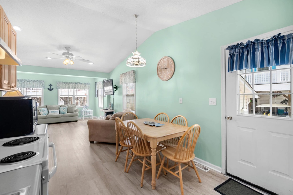 Seating for 6 in kitchen