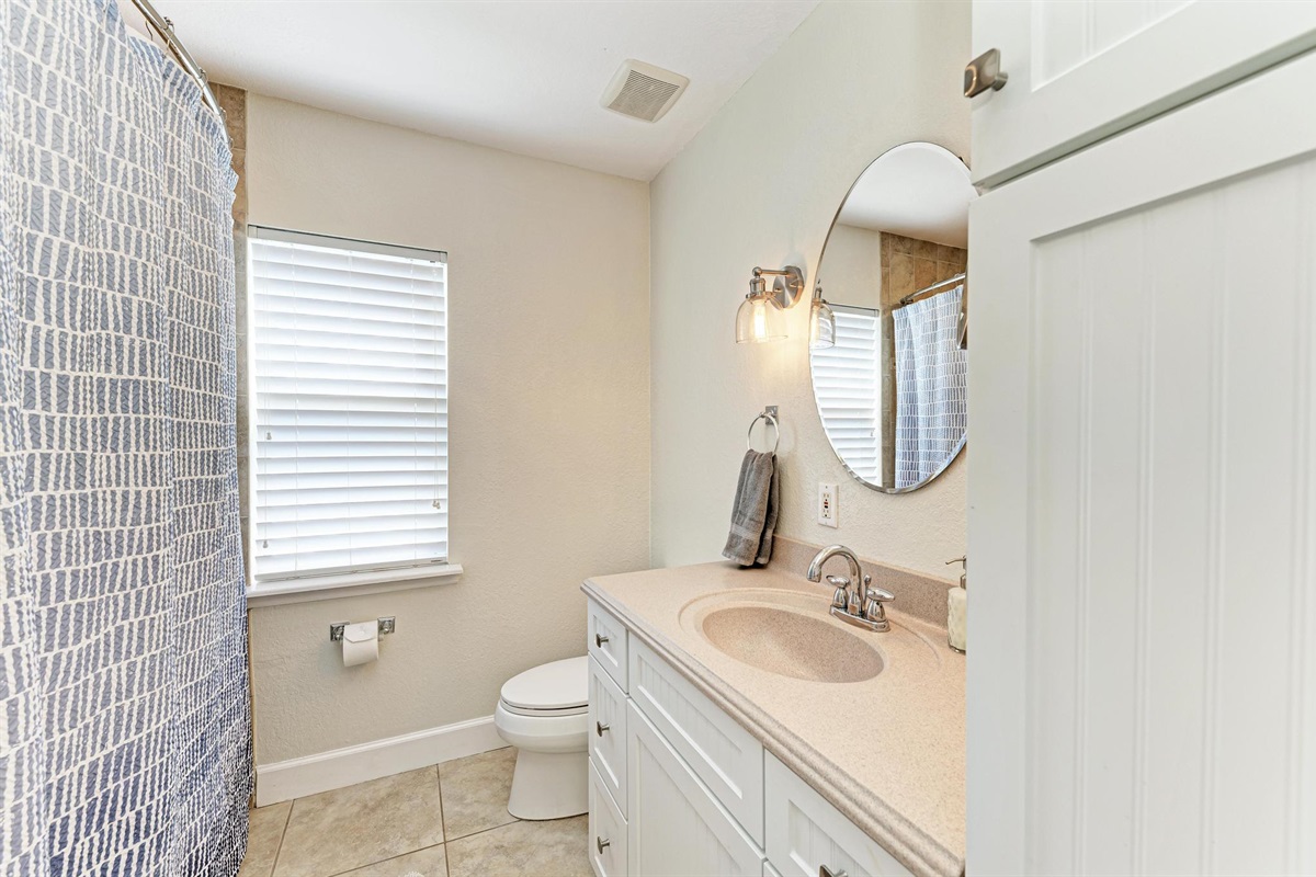 Full Bathroom off Hallway