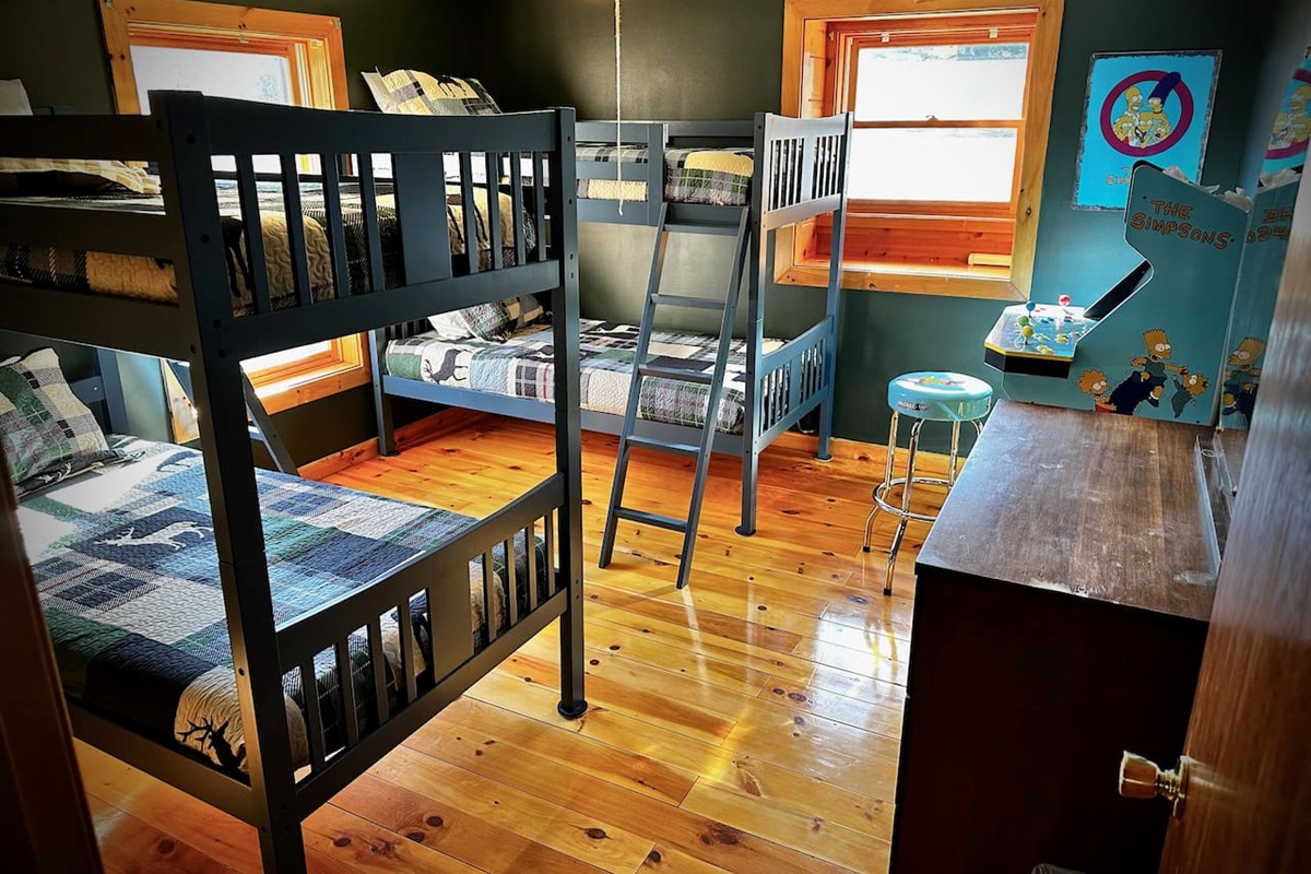 Bunkbed room with Simpsons Arcade