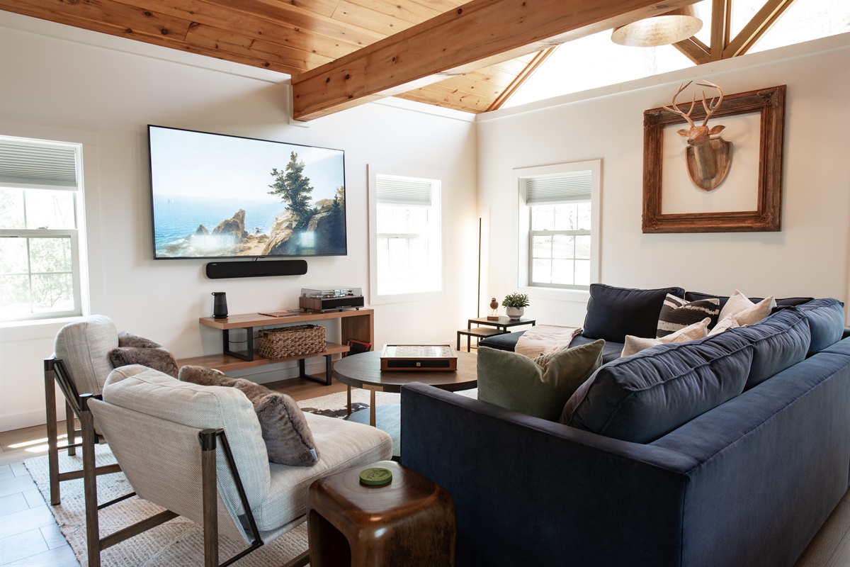 With its vaulted ceilings and soft natural light, this second lounge is both spacious and serene. Perfect for reading or relaxing.