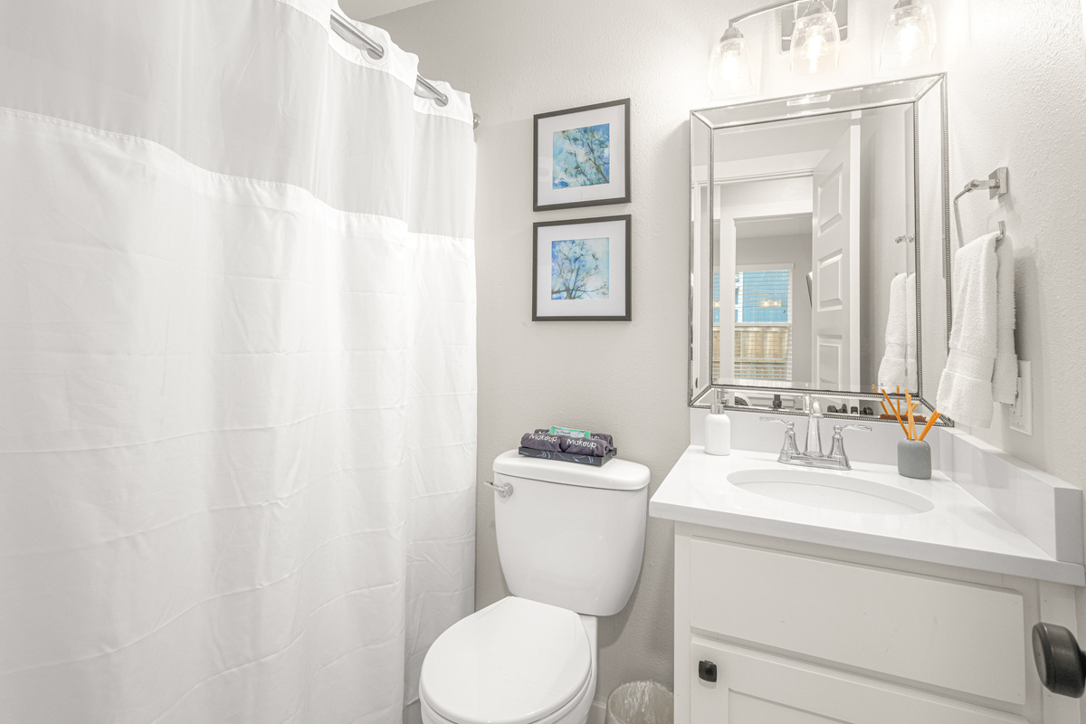 Guest bathroom with shower / tub combination