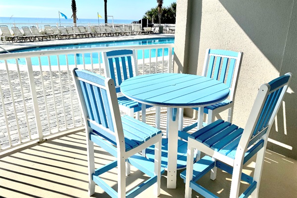 Balcony dining with a breathtaking view!
