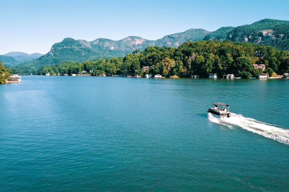 Pontoon rental on Lake Lure