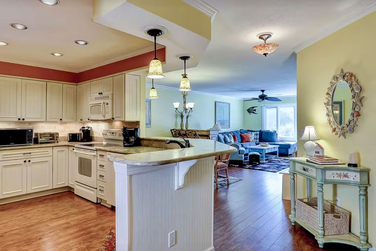 Kitchen with breakfast bar