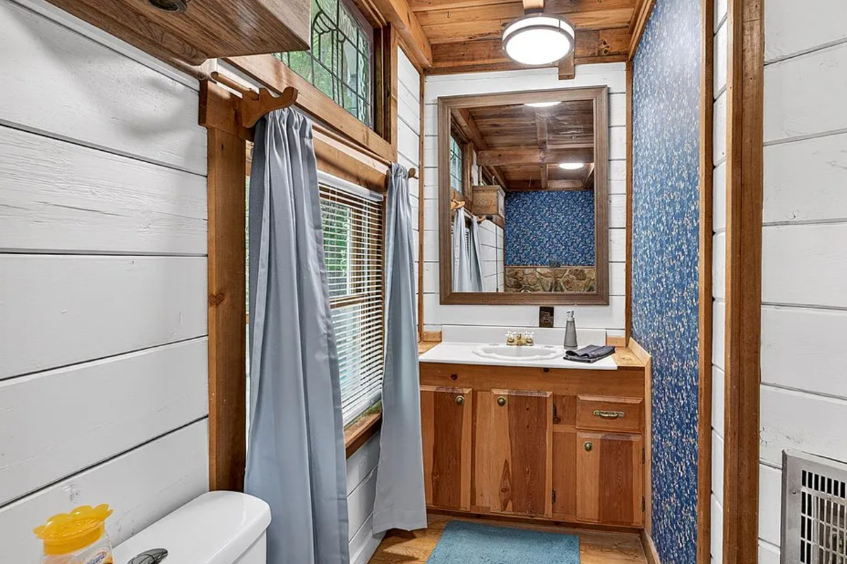 Bathroom Building 2