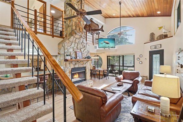 Yes, that's a huge copper fish hanging from the ceiling.  Handmade by Homosassa legend Jean Audet.