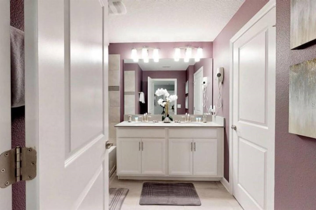 Master bedroom en-suite bathroom