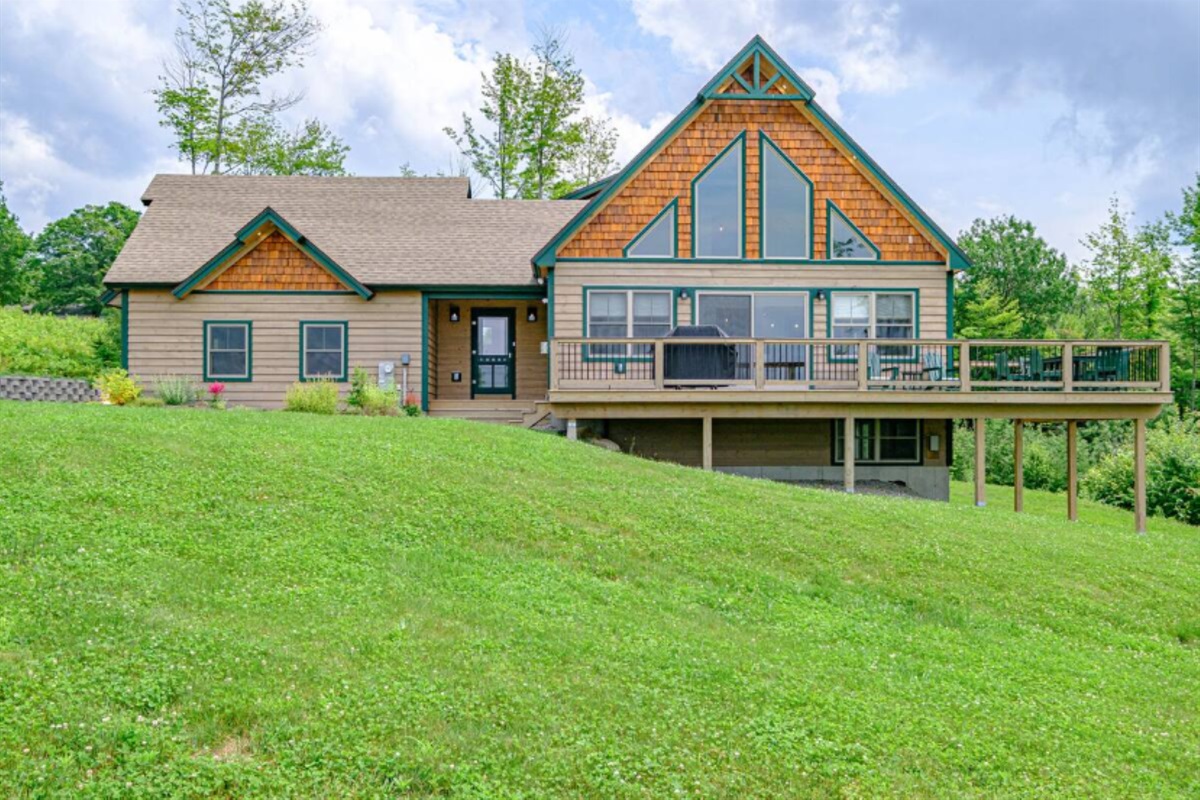 Take in the full beauty of Caribou Mountain Lodge from the outside.