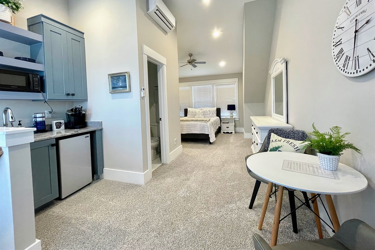 Separate suite (bdrm 5) above converted garage has a queen, private bath, bistro set and kitchenette