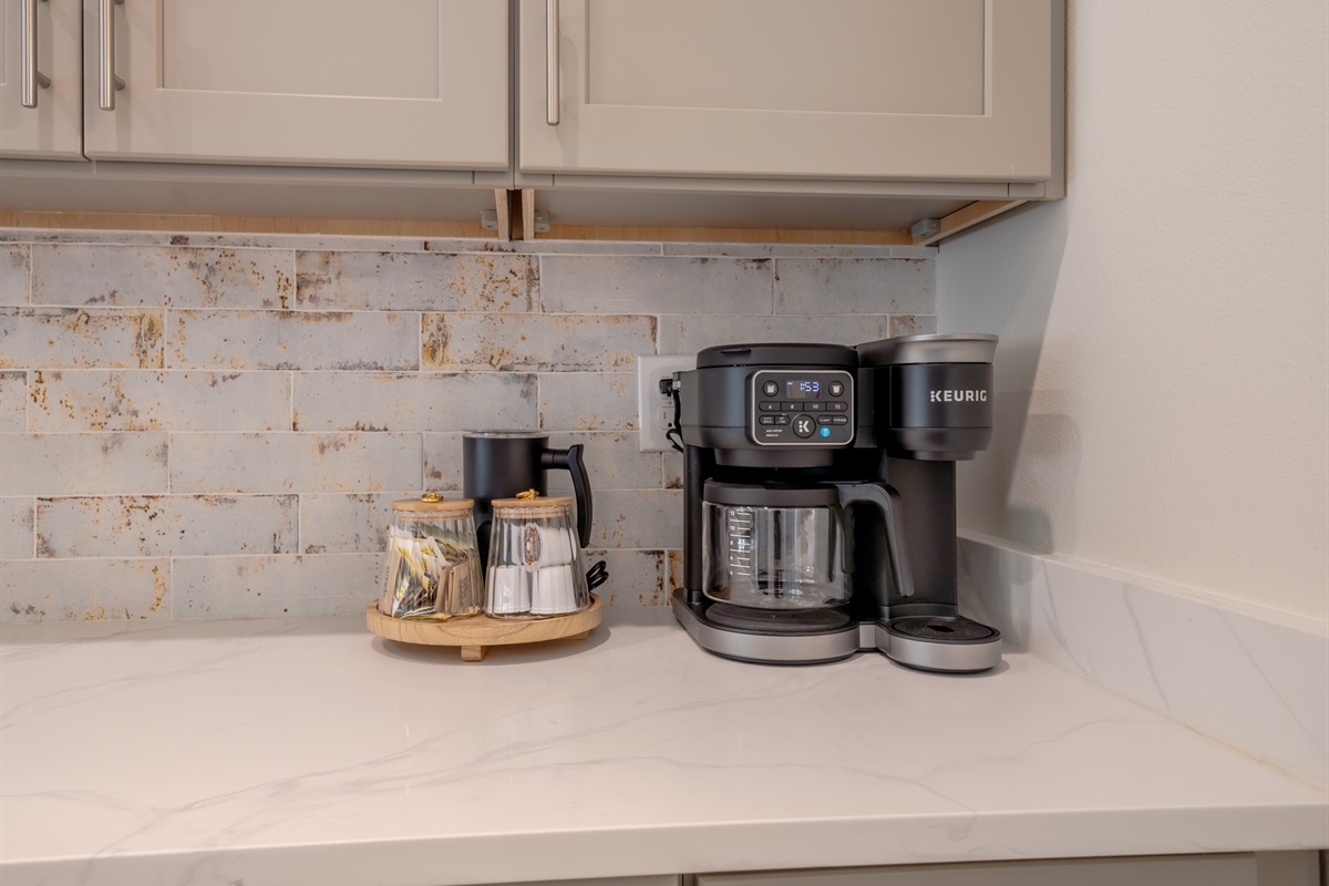 Enjoy hot or iced coffee anytime with the Keurig K-Duo - single serve or carafe!