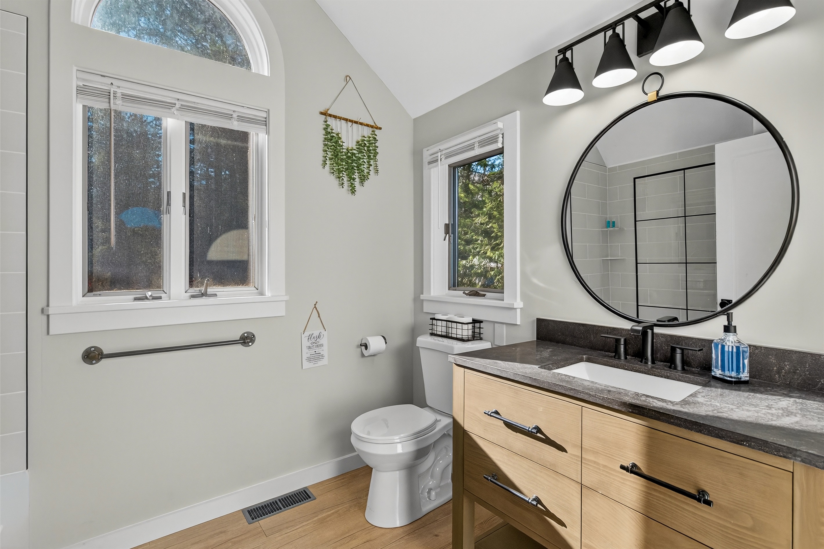 Main Bedroom Ensuite Full bathroom!