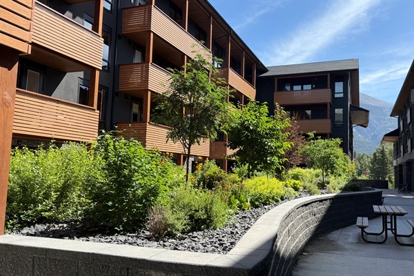 Tamarack Lodge - Inner Courtyard